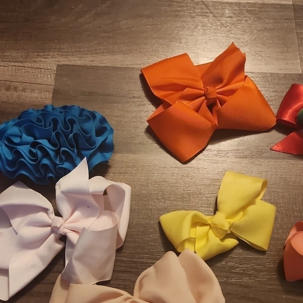 HAIRBOWS 22 Little Girls' Clip Hairbows. Several Have Ouchless Covered Clip.